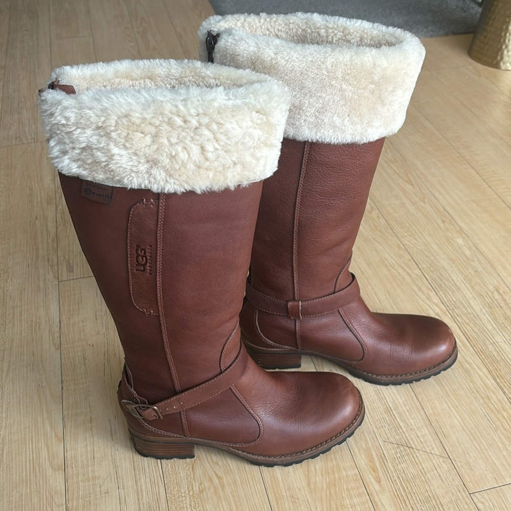 UGG Langley Brown Leather Sherpa
Lined Waterproof Boot Size 8/39, only worn once